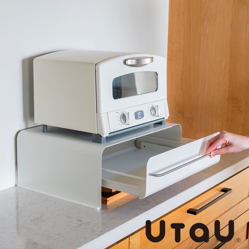 UtaU 抽屜式多功能萬用收納整理櫃-低矮，搭配白色簡約烤箱，櫃體下方有可拉出的抽屜，上方白色烤箱為簡潔設計，整體置於大理石檯面上，左側為白色牆壁，右側為木質紋理隔間。