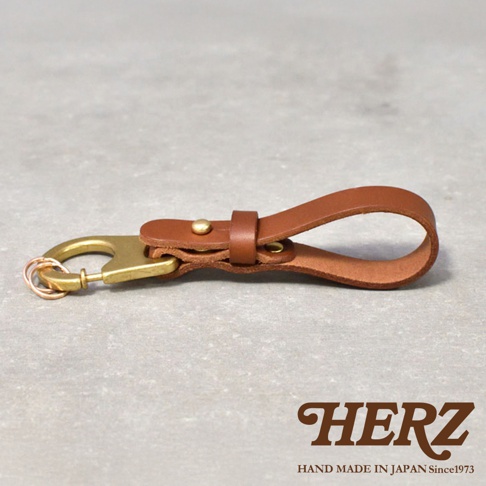 職人手作皮革鑰匙圈，採用棕色皮革與黃銅金屬扣環，設計簡約實用。