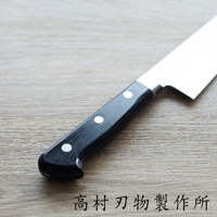 VG10不鏽鋼鎚目牛刀，黑色握柄，帶有三個鉚釘，刀刃部分呈現銀色金屬光澤，置於木紋背景上。