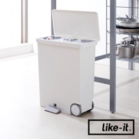 寬型腳踏式分類垃圾桶，33L容量，白色塑膠材質，帶有可開合的頂蓋、前置腳踏板和底部兩個輪子。