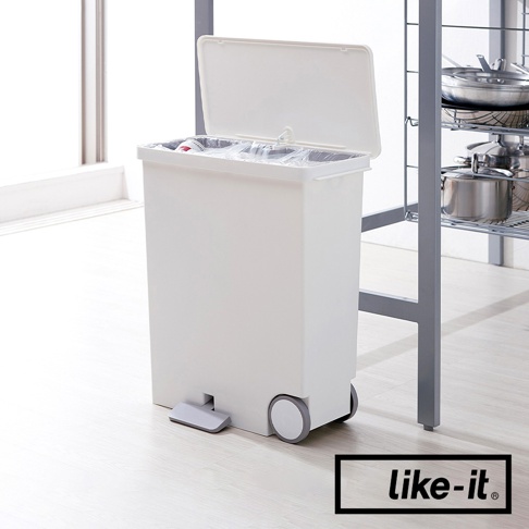 寬型腳踏式分類垃圾桶，33L容量，白色塑膠材質，帶有可開合的頂蓋、前置腳踏板和底部兩個輪子。