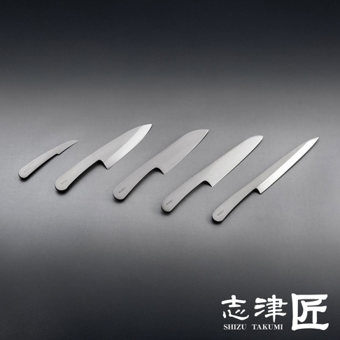 五把不同尺寸的志津匠 Nude+ 廚刀，以灰階背景呈現，刀柄均有品牌標誌。