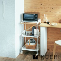 白色三層手推式置物架，頂部放置黑色烤箱，第二層有手沖咖啡壺、熱水壺、咖啡豆罐和毛巾，底部有藤編籃子和鍋子，置物架配有木製掛桿和四個輪子。