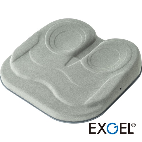 這是一款 EXGEL 品牌的貓頭鷹 3D 高階款坐墊，採用灰色織布材質，上方呈現兩處圓形凹陷設計以貼合臀部，整體外型具有符合人體工學的曲線，下方印有 EXGEL 品牌標誌。