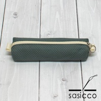 深綠色三河木綿刺子織筆袋，配米白色拉鍊及米白色布環，簡約設計，適合收納文具。