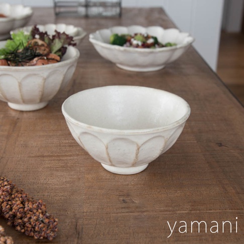 一個淺色調的陶瓷丼碗，碗壁有明顯的凹槽紋路，碗口邊緣帶有細緻的層疊花瓣造型。