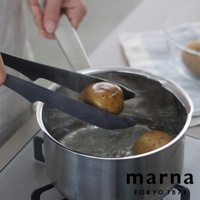 marna TOKYO 1872 品牌標誌，手持黑色食物夾將一顆馬鈴薯放入滾水中烹煮，鍋中還有另一顆馬鈴薯，爐架清晰可見。