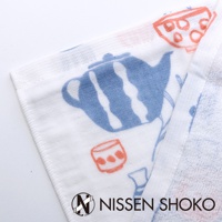 白色棉紗廚房拭巾，印有藍色線條水壺圖案及橘色杯子圖案。