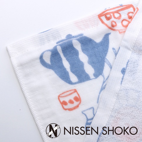 白色棉紗廚房拭巾，印有藍色線條水壺圖案及橘色杯子圖案。