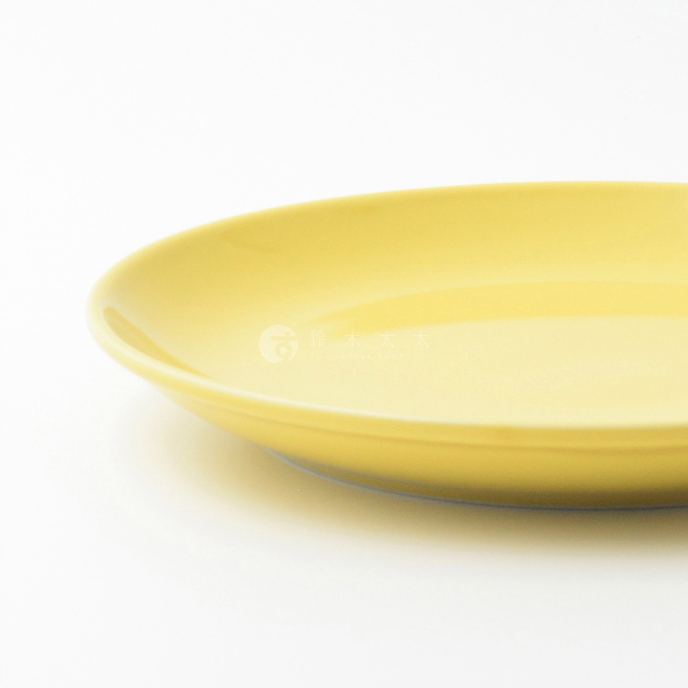 波佐見燒 Common 陶瓷料理盤，18公分，淺黃色，光滑釉面，圓形，盤緣微翹。