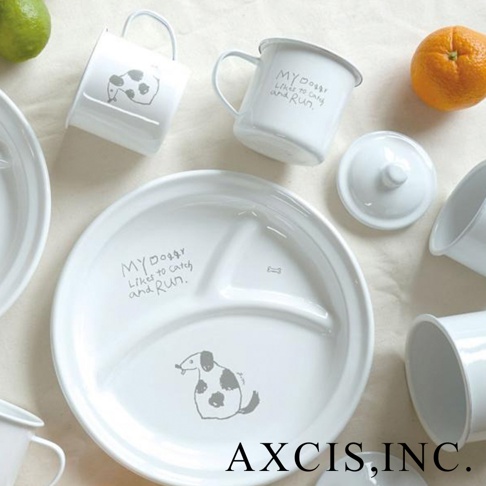 白色琺瑯材質的餐具組，包含印有狗圖案的馬克杯、分格盤，以及附蓋的杯子。