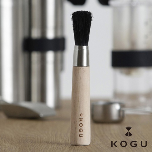 KOGU 珈琲考具的原木柄咖啡用具清潔毛刷，採用豬鬃毛製成，握柄為天然櫸木，可直立放置。