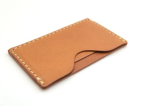 職人手作皮革卡片夾，淺棕色，以縫線手工製作，設計簡約，可容納多張卡片。