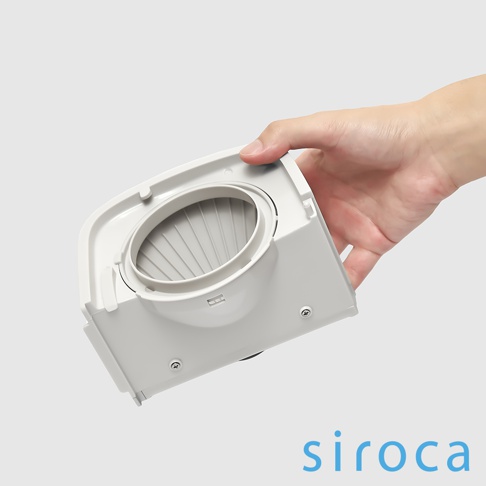 淺灰色 SC-C2510 石臼式全自動研磨咖啡機的濾網組件，由手持展示，顯示其內部帶有濾紙槽的圓形結構。