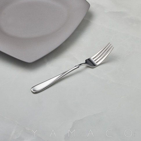 Flora系列不鏽鋼叉，有著優雅的曲線設計，搭配簡約的灰色盤子，呈現精緻的用餐氛圍