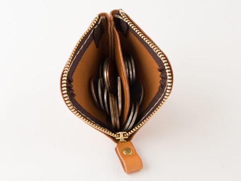 職人手作皮革分隔收納零錢包 (KK-1)，淺棕色皮革製成，拉鍊開合，內部有分隔，裝有硬幣，帶有金屬按扣的皮革拉環。
