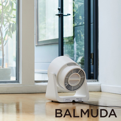 白色 GreenFan C2 循環扇，扇葉與外殼皆為白色，具備簡約的設計，放置於木質地板上，後方為落地窗與門。