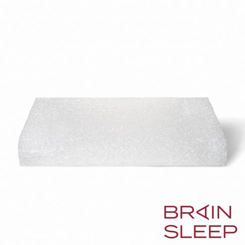 白色網狀材質的腦眠科技枕，呈現長方形，表面有細緻紋理，一側邊緣略微圓潤，下方有紅色「BRAIN SLEEP」品牌標誌。