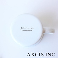 白色琺瑯馬克杯底部，印有黑色手寫體品牌名稱「Goharamamifco」與「Produced by AXCIS, INC.」字樣。