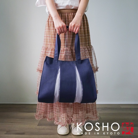 深藍色與白色棉帆布拼接的扇形托特包，手提設計，由京都職人手工製作。