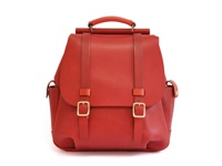 紅色皮革雙扣後背包，配有頂部提把、可調節肩帶和金色金屬扣環。