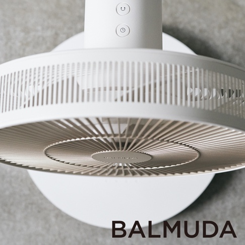 The GreenFan 風扇，白X金限量色，圓形白色機身，金色扇葉，簡約設計，帶有兩個功能按鈕， mounted on a wall.