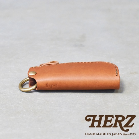 職人手作皮革Organ拉鍊鑰匙包，採用棕色皮革製作，設有金屬開口環和拉鍊，風格簡約。