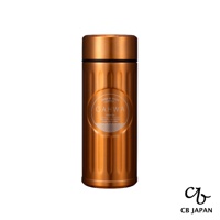 銅色金屬材質的城市咖啡保溫杯，表面有垂直凹槽紋理，中間圓形標籤印有「QAHWA TOKYO」字樣。