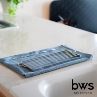 銀色不鏽鋼折疊杯壺瀝水架，置於藍色紋理布上，靠近白色水槽。