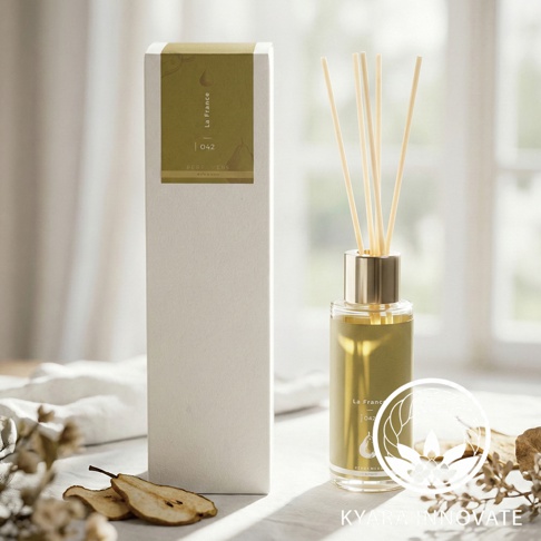 KYARA INNOVATE 擴香竹，附有 La France 字樣的產品盒和玻璃瓶，瓶內裝有香氛液體和擴香枝，旁邊有兩片乾燥的梨子切片。