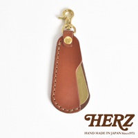 職人手作皮革隨身金屬鞋拔，採用棕色皮革與黃銅材質，配有黃銅掛鉤，適合隨身攜帶。