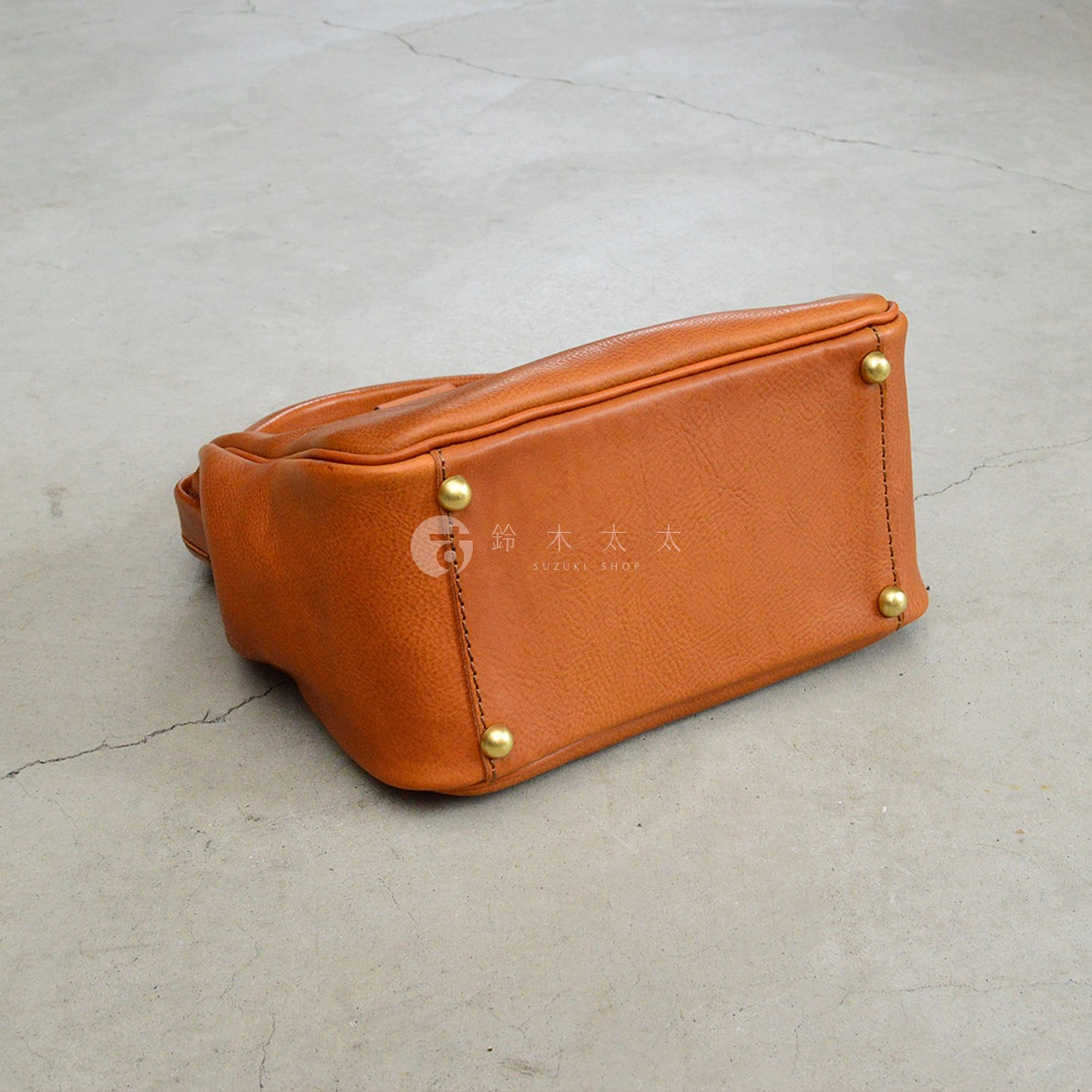 職人手作皮革Organ方形口金托特包，棕褐色，底部有四個金色護釘，皮革表面帶有自然紋理。