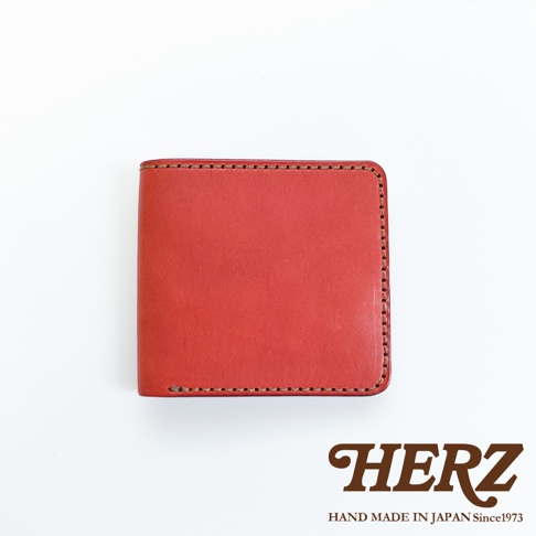 紅色皮革二折橫式小短夾，縫線細緻，簡潔實用，適合收納卡片與紙鈔。