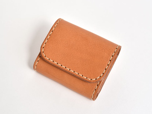 棕褐色皮革雙折收納零錢包，有明顯的縫線。