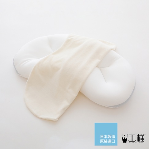 王樣の雲上枕專用枕套，白色枕體，搭配淺米色布料覆蓋，枕套材質為柔軟織物，設計簡約。