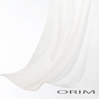 一塊象牙白色的輕羽毯，材質柔軟，呈現自然的垂墜感，邊緣有細緻的車縫線。