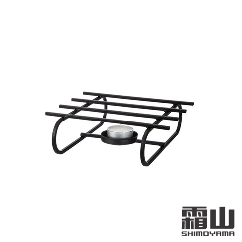 黑色鐵藝烤漆溫茶架，帶有圓形燭杯，可放置茶蠟，整體線條簡潔，用於溫熱飲品。