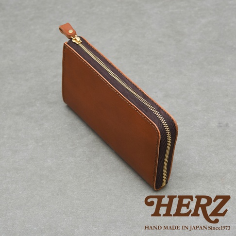 職人手作皮革Organ大容量拉鍊長夾，焦糖棕色，拉鍊開合，附有品牌標誌HERZ，日本手工製造。