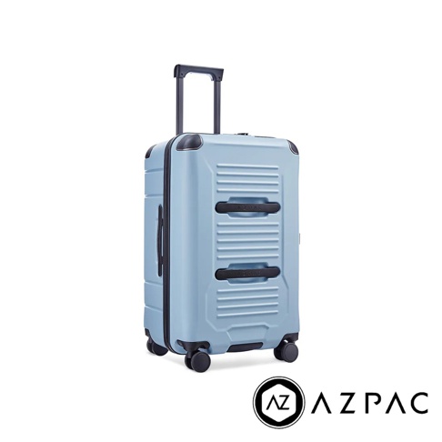 天藍色 AZPAC Trucker 2.0 26吋旅行箱，採用防爆材質，設有煞車輪和可伸縮拉桿，側面及正面有黑色提把與橫向壓紋設計。