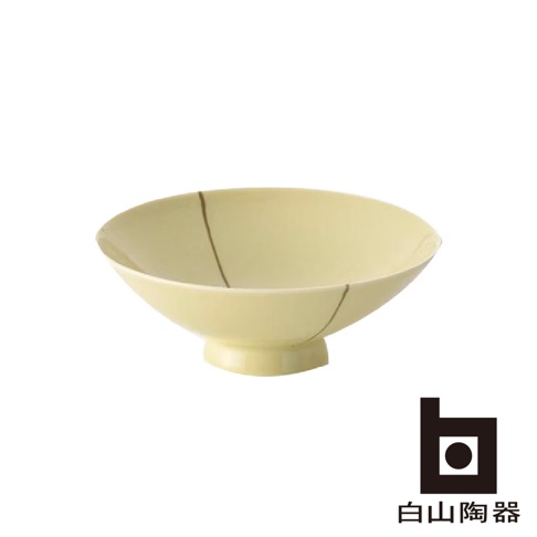 淺黃色陶瓷平茶碗，碗身帶有兩條深棕色線條裝飾，碗底有圓形支座。