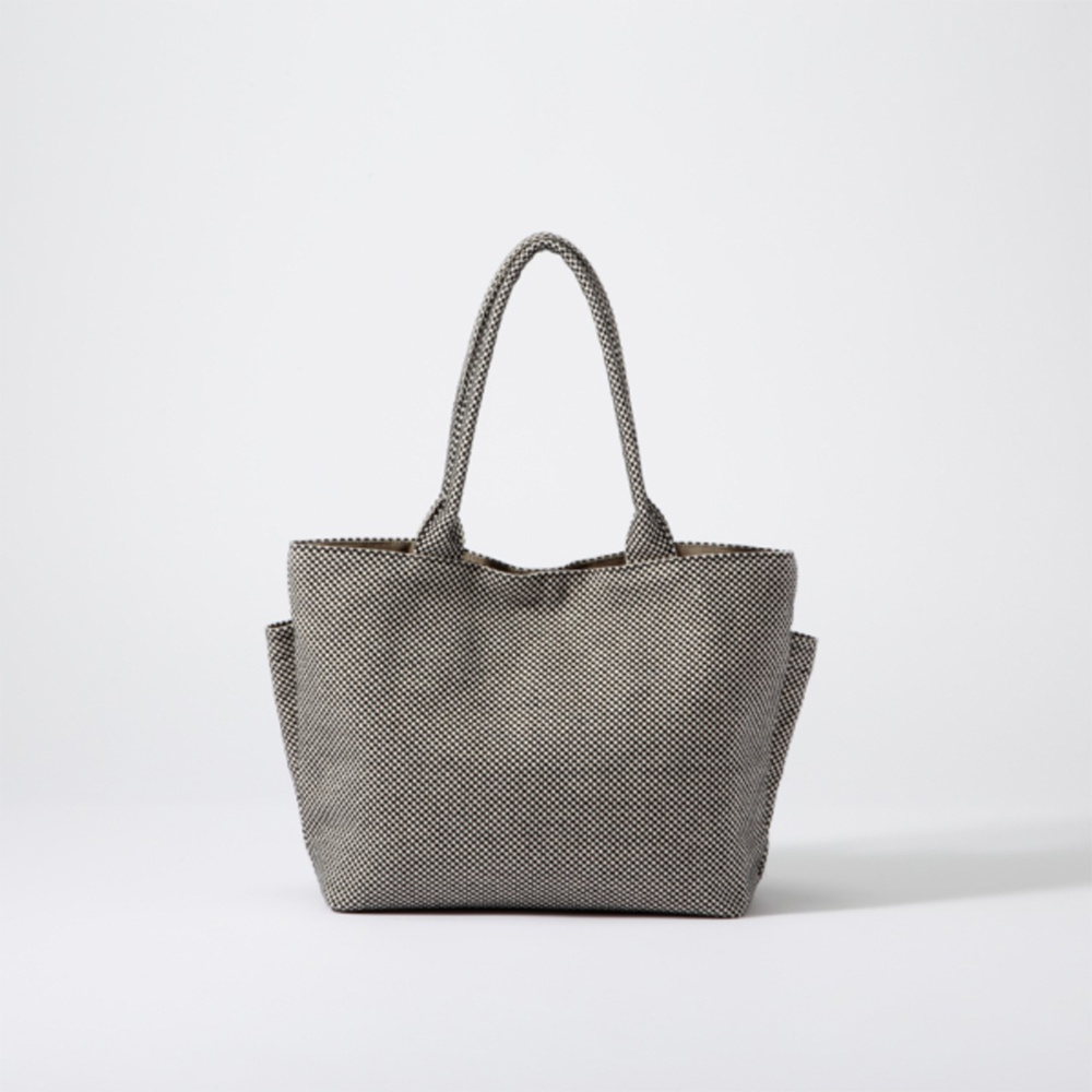灰色刺子織紋理手提托特包，配有兩條提把，側面有兩個外袋。