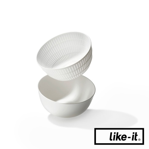 簡約雙層瀝水籃，白色塑膠材質，上層為帶有密集網格的瀝水孔設計，下層為實心圓碗，兩者堆疊展示。