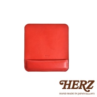 職人手作皮革滑鼠墊 KZ-2，採用紅色皮革製成，設有腕靠，邊緣有縫線裝飾，質感細膩。