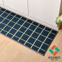 深藍色藺草編織的廚房地墊，帶有米黃色格紋圖案，尺寸為 43x180cm，鋪設在木質地板上，靠近白色櫥櫃。