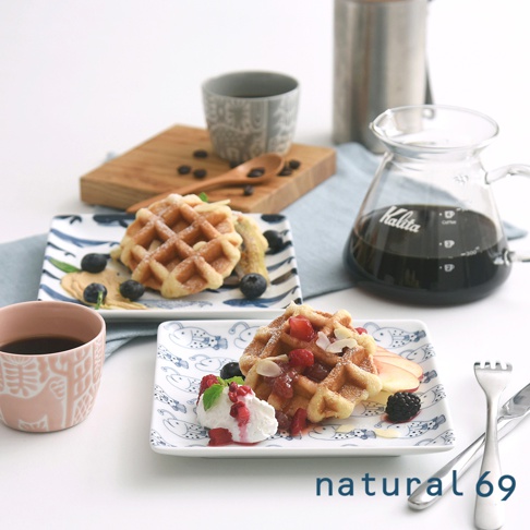 cocomarine × Janke 方形餐盤，盤面印有藍色小魚圖案，盛有格子鬆餅、奶油、藍莓、覆盆子和水果。