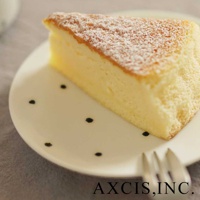 美濃燒手繪點心盤，白色盤身點綴黑色圓點，盤上擺放一片灑有糖粉的香草口味蛋糕，盤緣有銀色叉子。