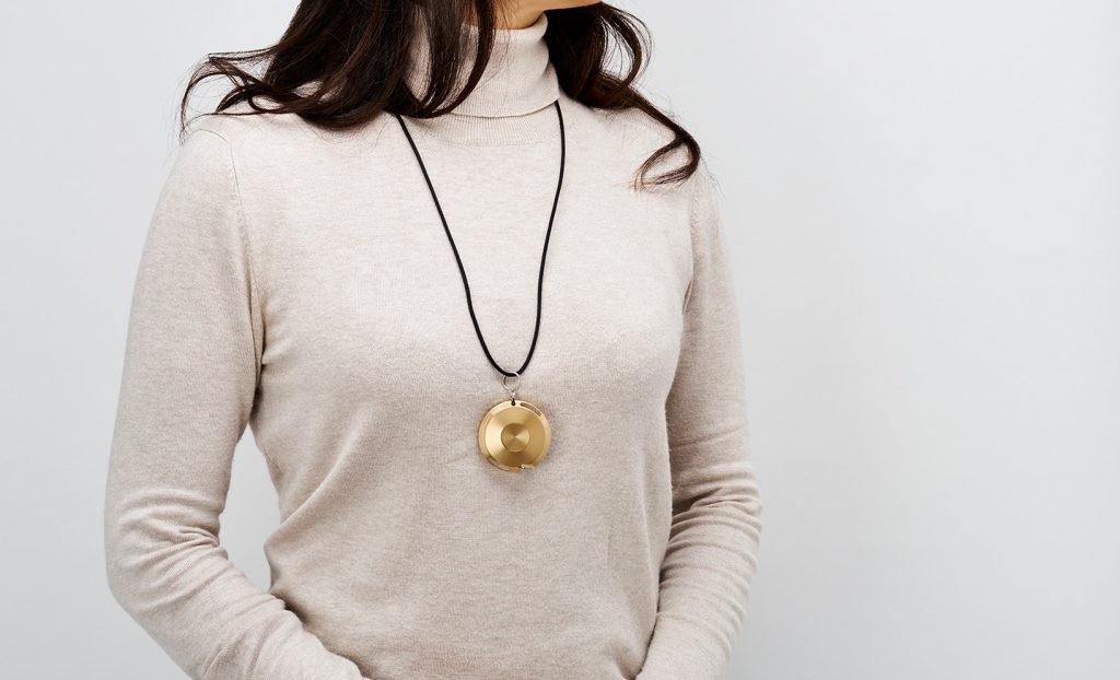 金色鋁製卷尺，1.5米長，此為產品特寫，展示其材質與顏色。