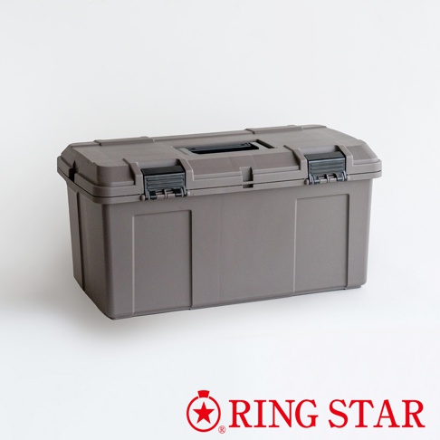 一個灰色的塑膠收納箱，箱蓋上有黑色提把和兩個黑色鎖扣，箱身兩側有長方形的凹槽設計。