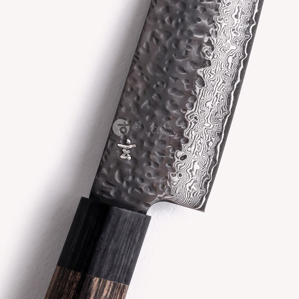 志津匠玄系列菜切刀，具有錘紋鋼材和獨特的Damascus花紋。