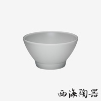 波佐見燒 Common 溫彩輕量飯碗，一色，簡潔設計，陶瓷材質，碗身呈錐形，底部有階梯狀收窄。